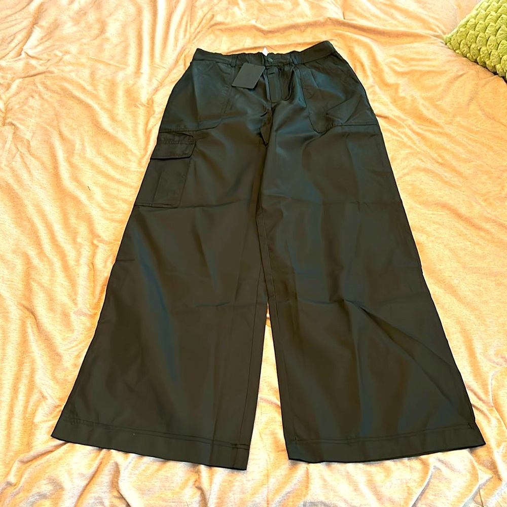 NWT Black Cargo wide-leg pant (Tall)